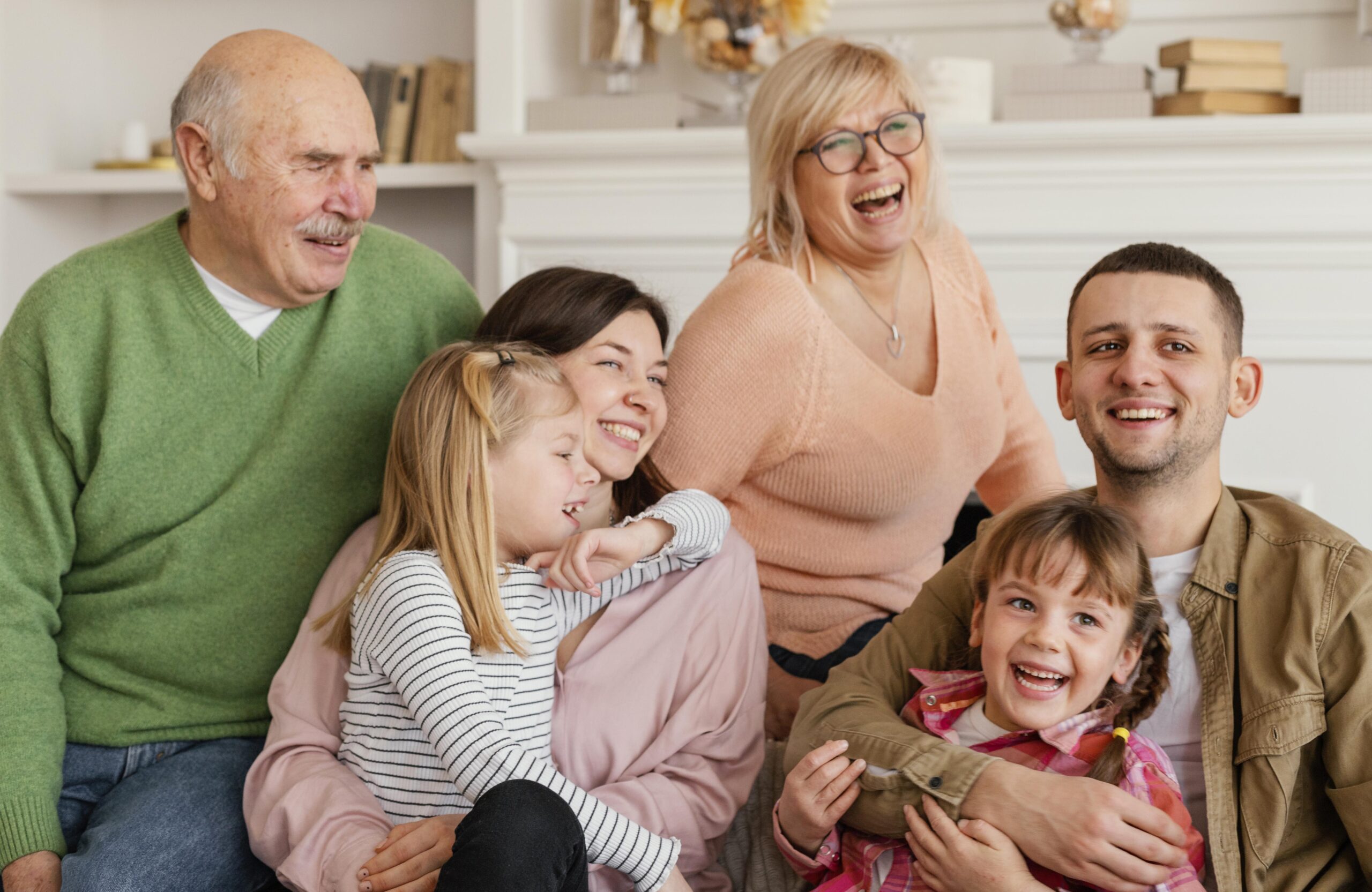 familia feliz de tiro medio en el interior